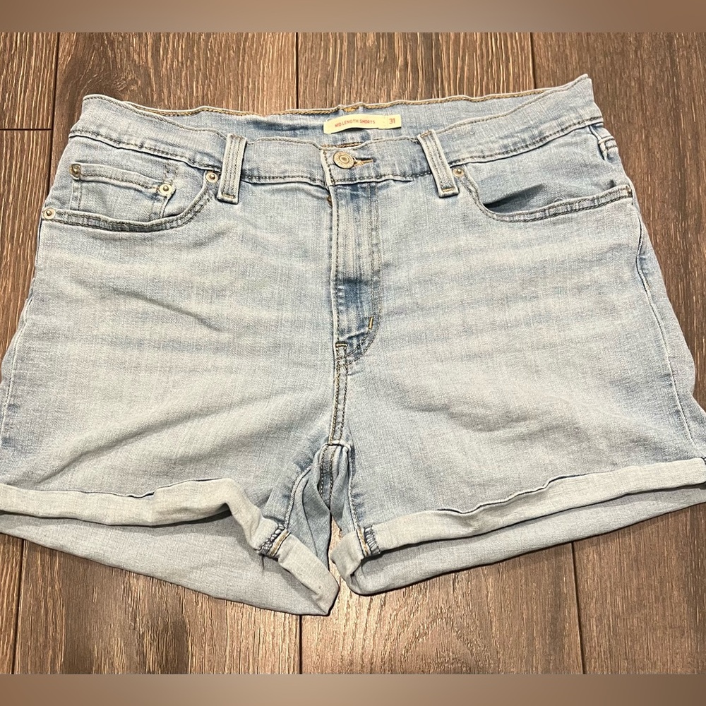 Levi’s Women’s Mid Length Shorts Size 31